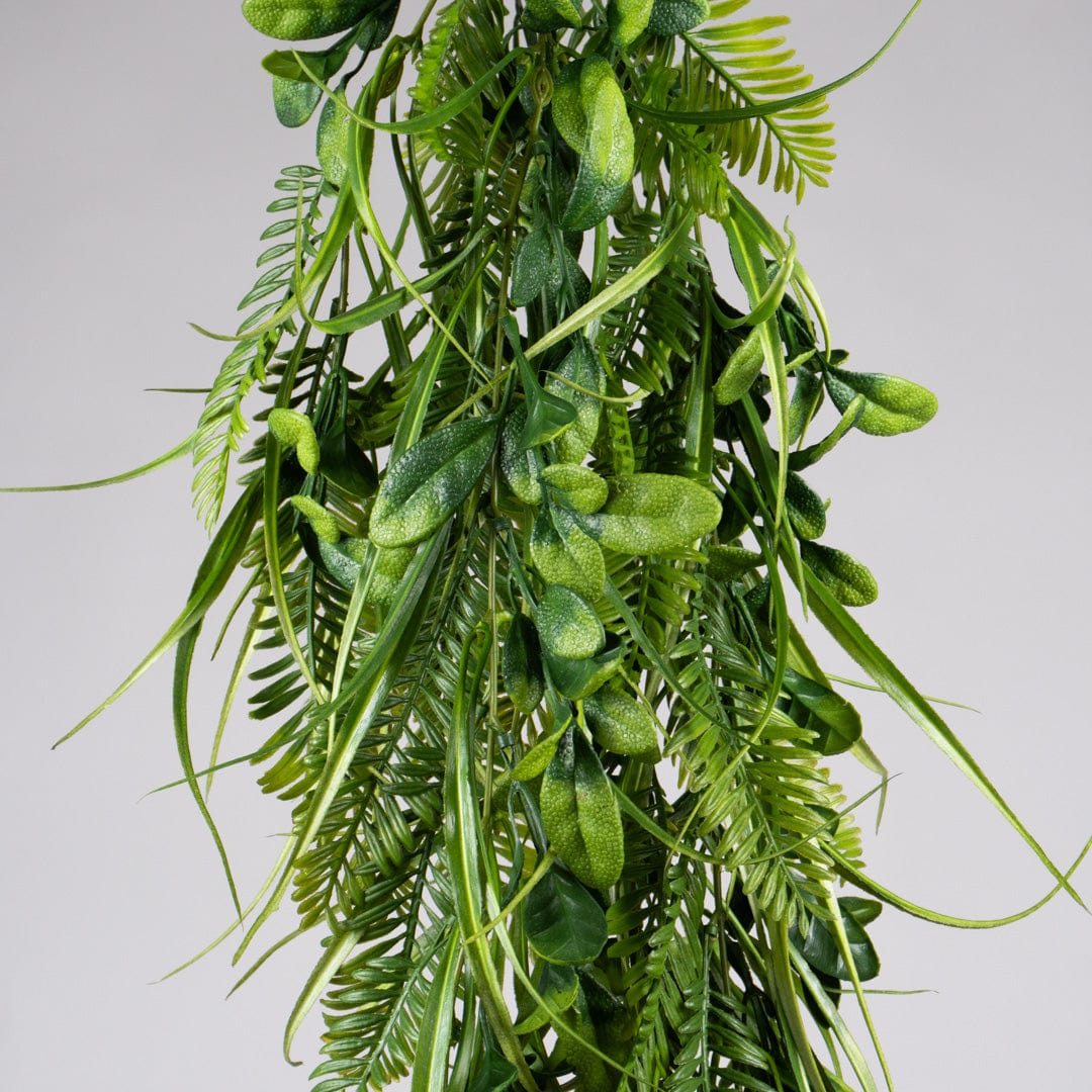 Colgante hojas y helechos